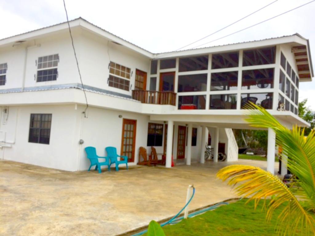 Bamboleo Inn Ladyville Exterior photo